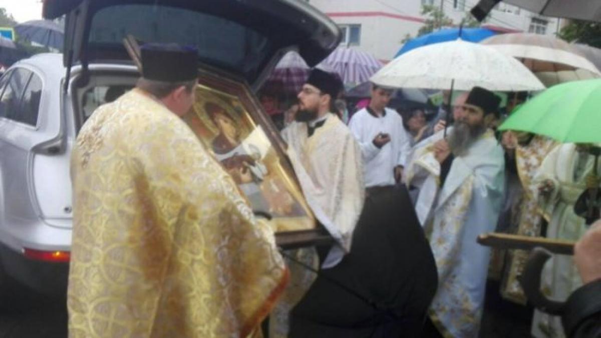 cea mai iubita icoana de pe muntele athos a ajuns in romania enoriasii s au ingramadit sa o atinga