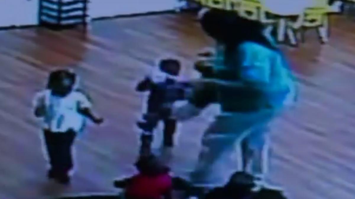 copil de 2 ani batut fara mila de educatoare la gradinita video