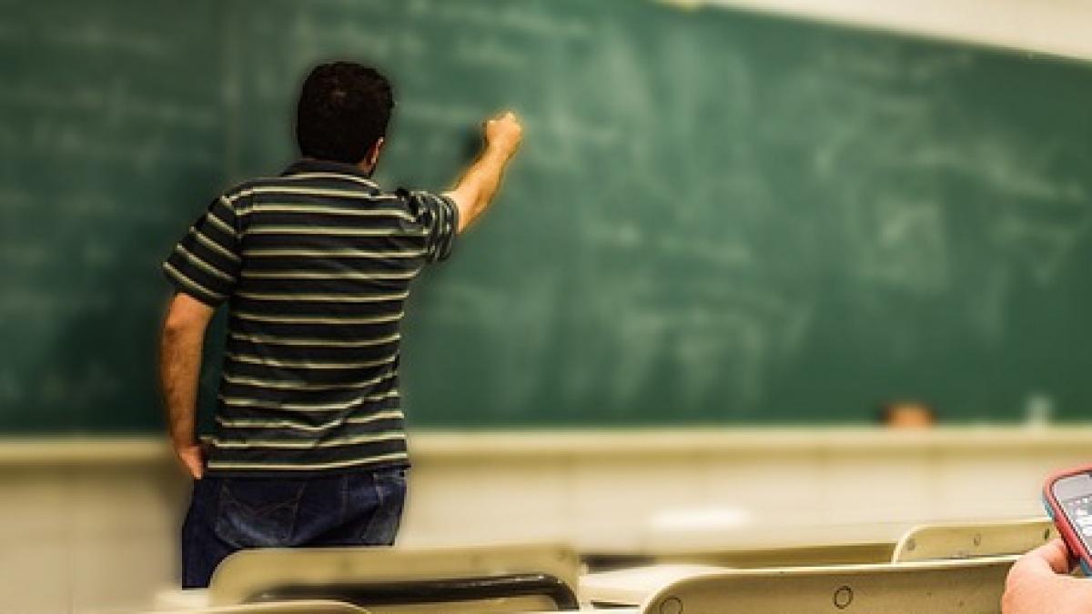 profesorul de sex din comuna ileana condamnat la 4 ani de inchisoare cu executare ce le facea