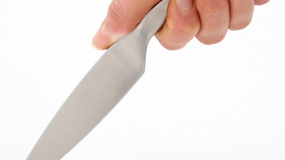 un copil a fost injunghiat pentru ca si a aparat mama