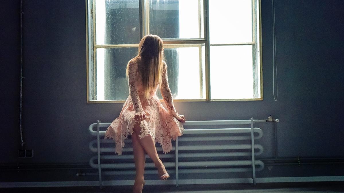 dana rogoz amintiri triste acum fix doi ani asteptam impreuna cu fratii mei in fata usii de la