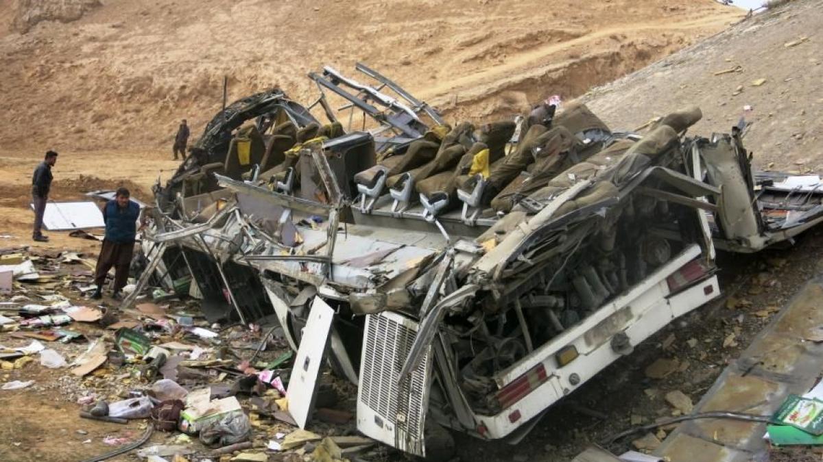 accident deosebit de grav in afganistan 50 de morti si 73 de raniti dupa coliziunea a doua autobuze
