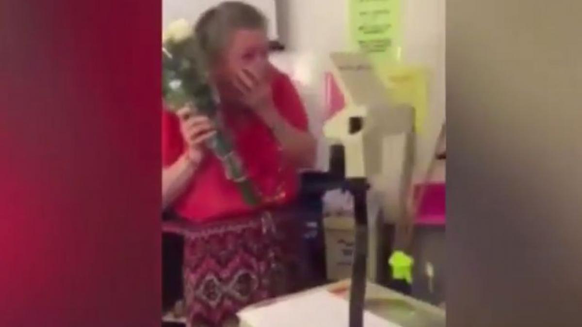 cadoul primit de o invatatoare de la elevii ei toti au inceput sa planga