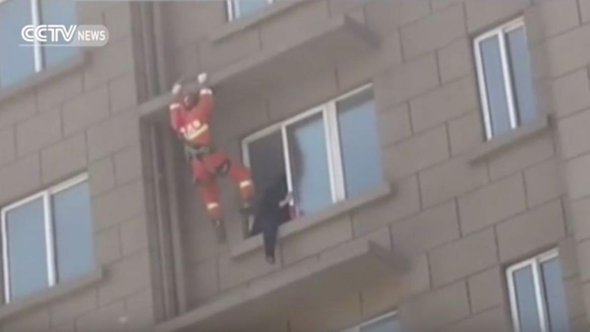 era la pervaz gata sa se arunce in orice clipa cand un pompier a inceput sa o loveasca