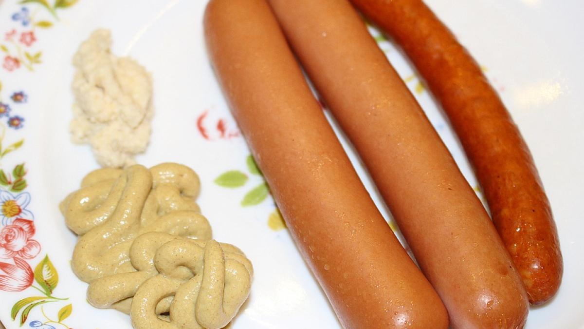 aproape jumatate dintre crenvurstii de pe piata contin extract de gandaci