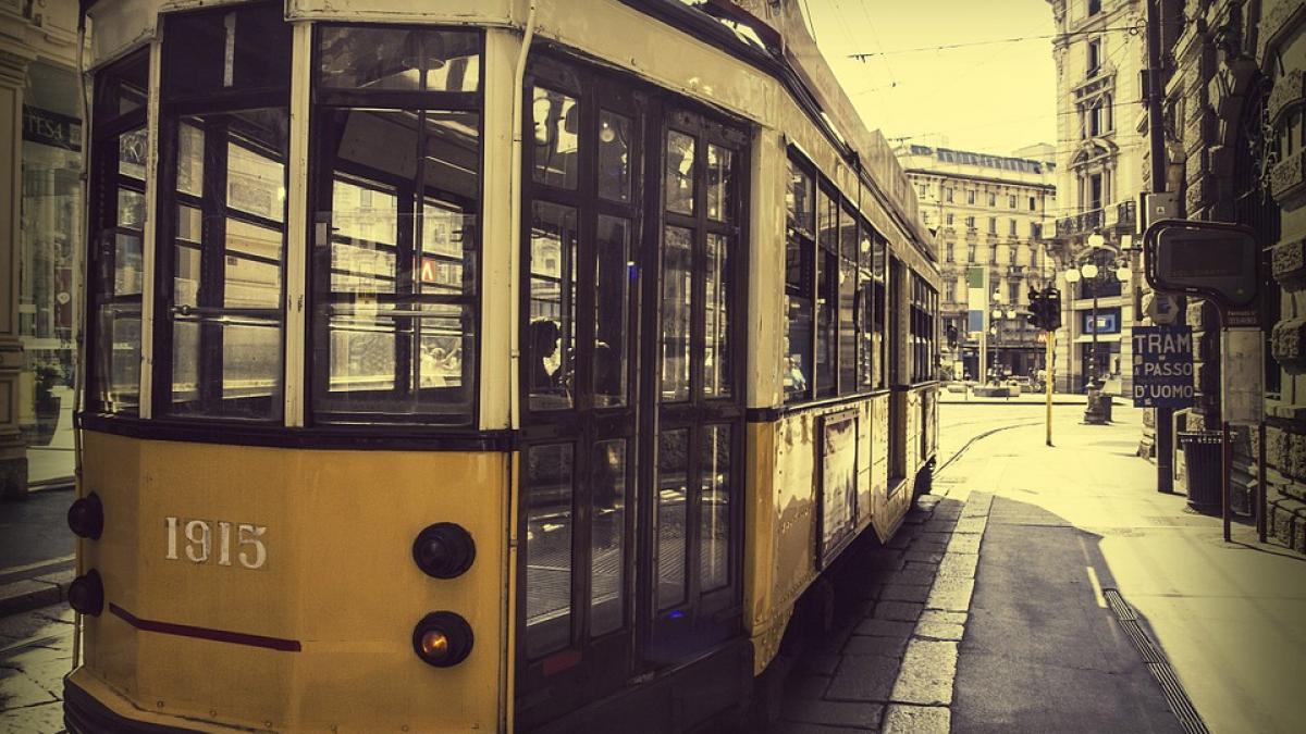 o batrana s a dezechilibrat si a cazut sub rotile tramvaiului