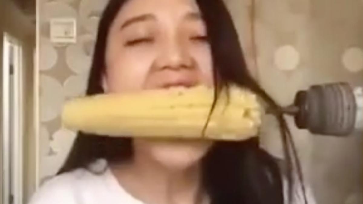 a pus un porumb fiert pe o bormasina a pornit o si a incercat sa muste din el dar a patit ceva