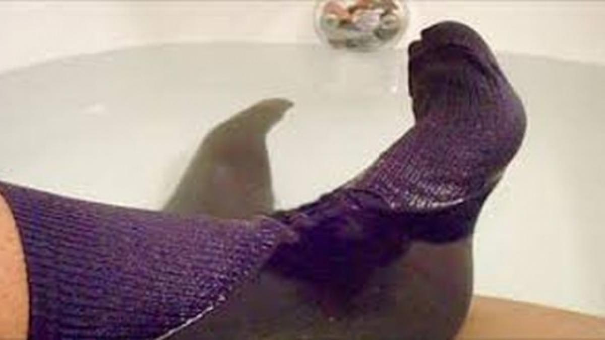 inainte de culcare si a pus sosete udate cu apa rece in picioare si a dormit asa toata noaptea pare