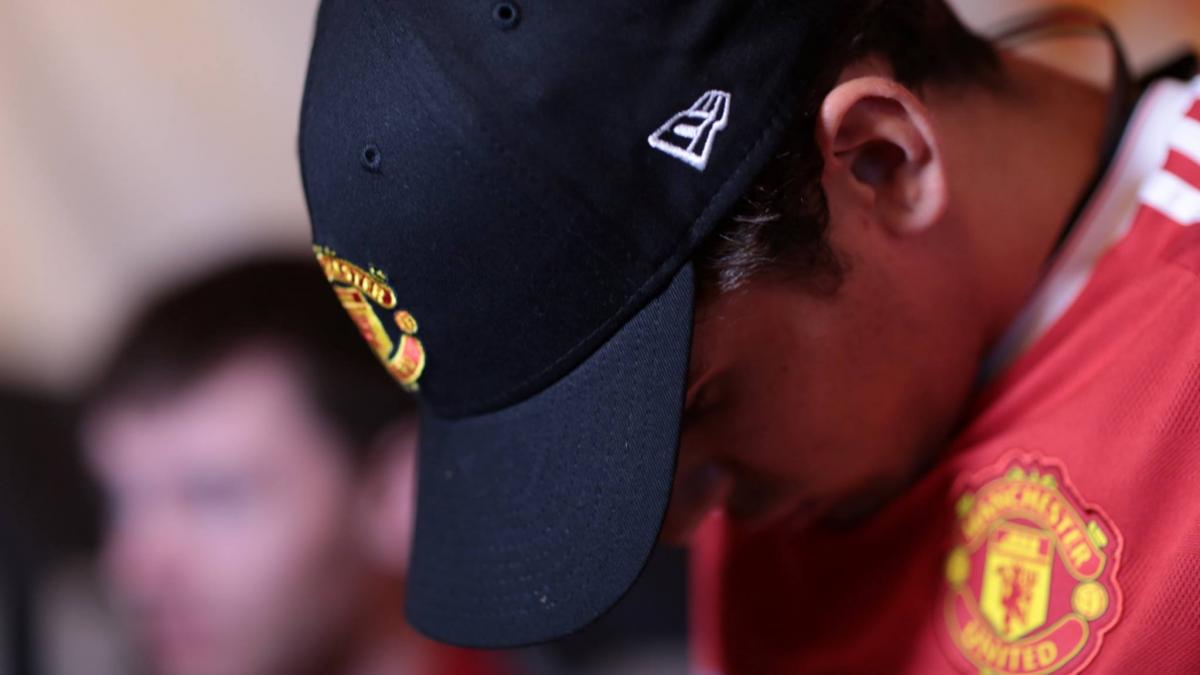 autocarul echipei manchester united atacat de suporterii lui west ham