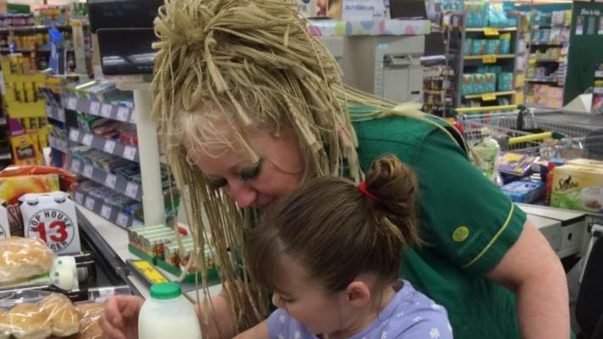 s a dus cu fetitele oarbe la magazin ce le a facut vanzatoarea copilelor imaginea a facut furori pe