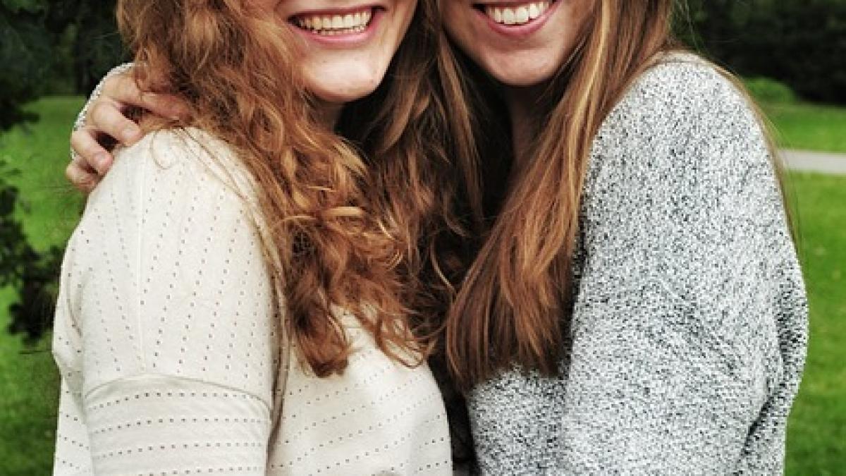 viata bate filmul cum au aflat doua foste colege de clasa dupa zeci de ani ca de fapt erau surori