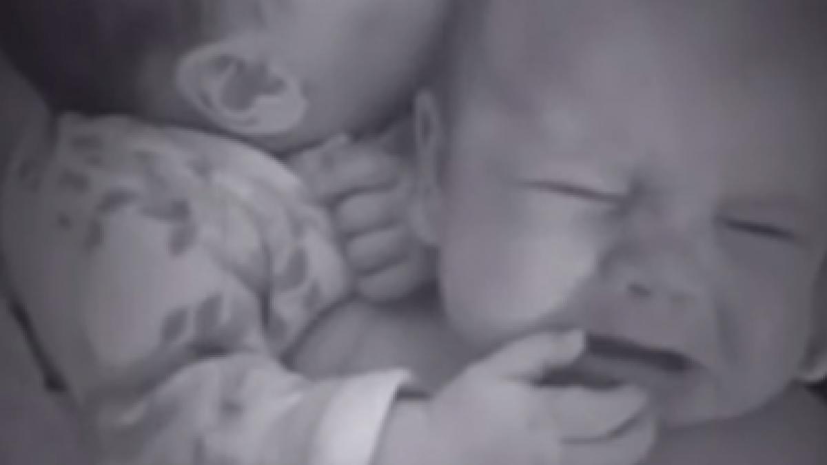 acesti gemeni au doar 6 saptamani dar uite cum este linistit de fratele sau cel care plange