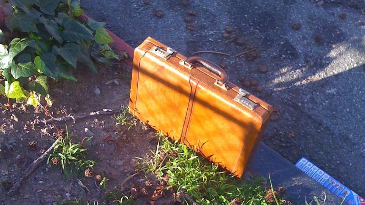 ce au facut doi politisti cu o geanta plina cu bani gasita pe strada