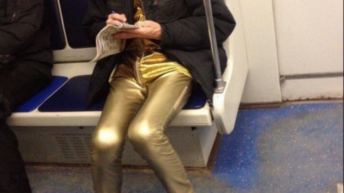 s a imbracat asa in metrou te vei minuna cand vei vedea cine a putut sa poarte asemenea pantaloni