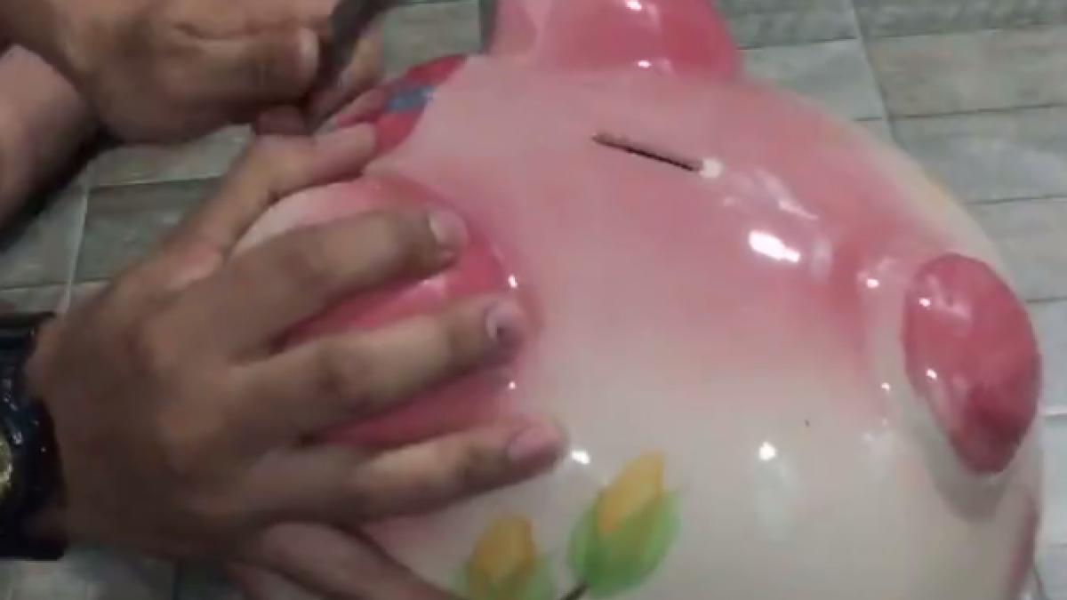 acest tanar s a hotarat sa si sparga pusculita cu bani asta da avere video