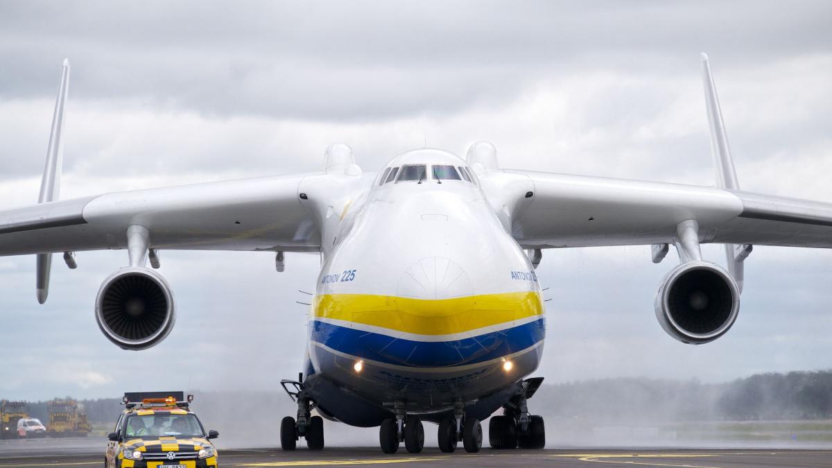 cel mai mare avion din lume pleaca intr o misiune pe masura lui imagini cu minunea inginereasca