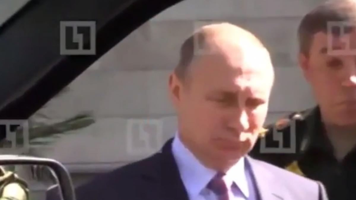 gafa comisa de un lider militar in fata lui vladimir putin presedintele rus a inceput sa rada