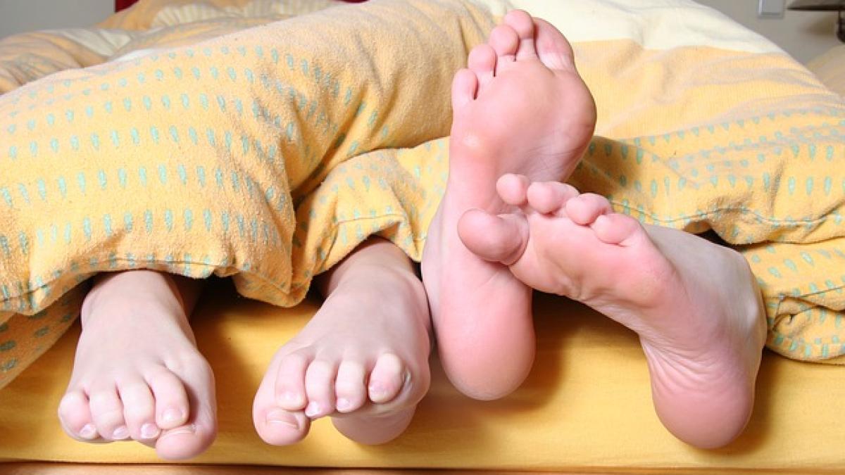 mama ei a venit acasa pe neasteptate fiica de 16 ani era in pat cu un baiat ce a urmat e horror