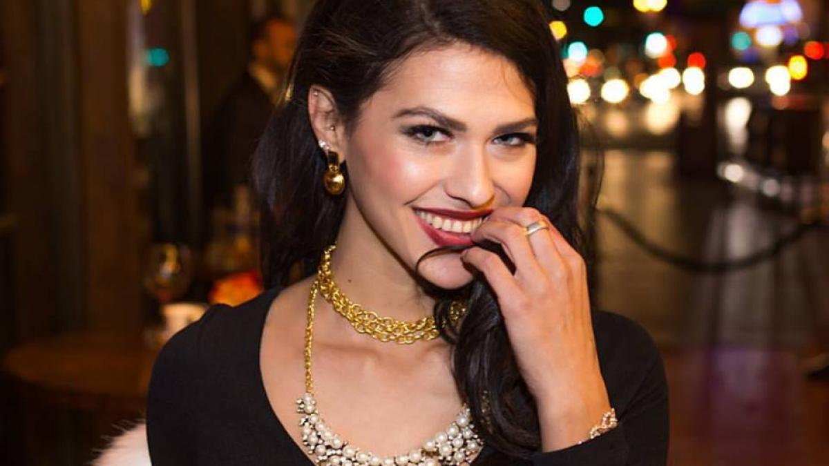 model lovit in fata de o drona sedinta foto