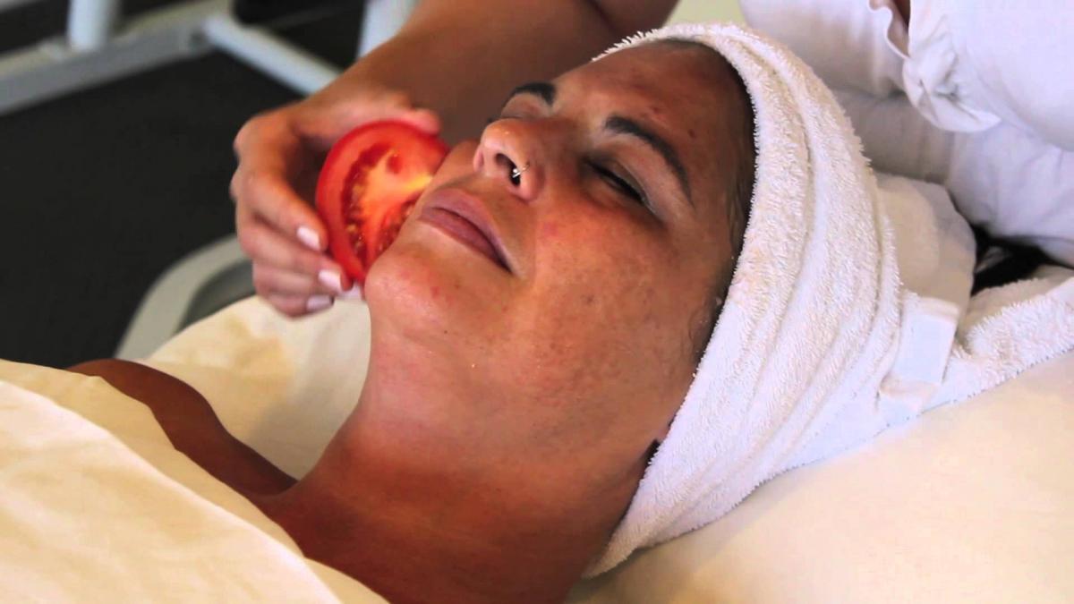 s a frecat cu o rosie pe fata timp de doua minute ce a observat apoi