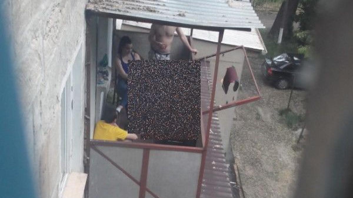 tineri filmati in timp ce faceau asta pe balcon vecinii sunt scandalizati
