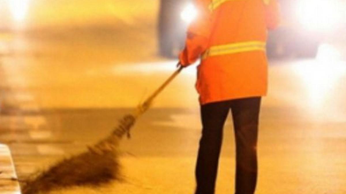 a terminat doua facultati dar matura strazile si strange gunoaie