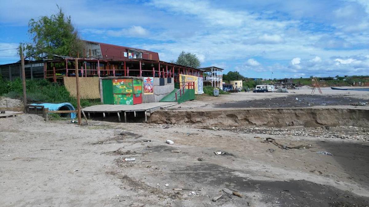 o parte din plaja de la vama veche a disparut