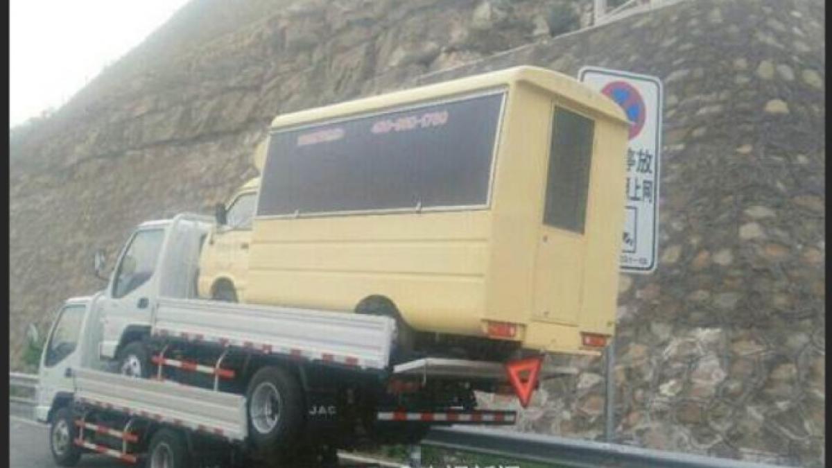 sofer prins pe autostrada cu trei camioane unul peste altul ce explicatie le a dat politistilor