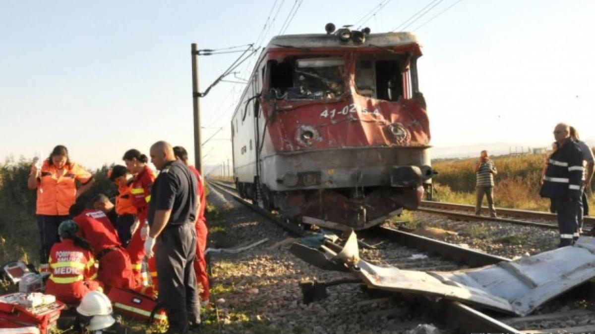 tragedie pe calea ferata masina lovita de tren un om a murit