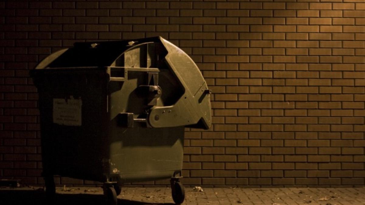 bebelus abandon in tomberon