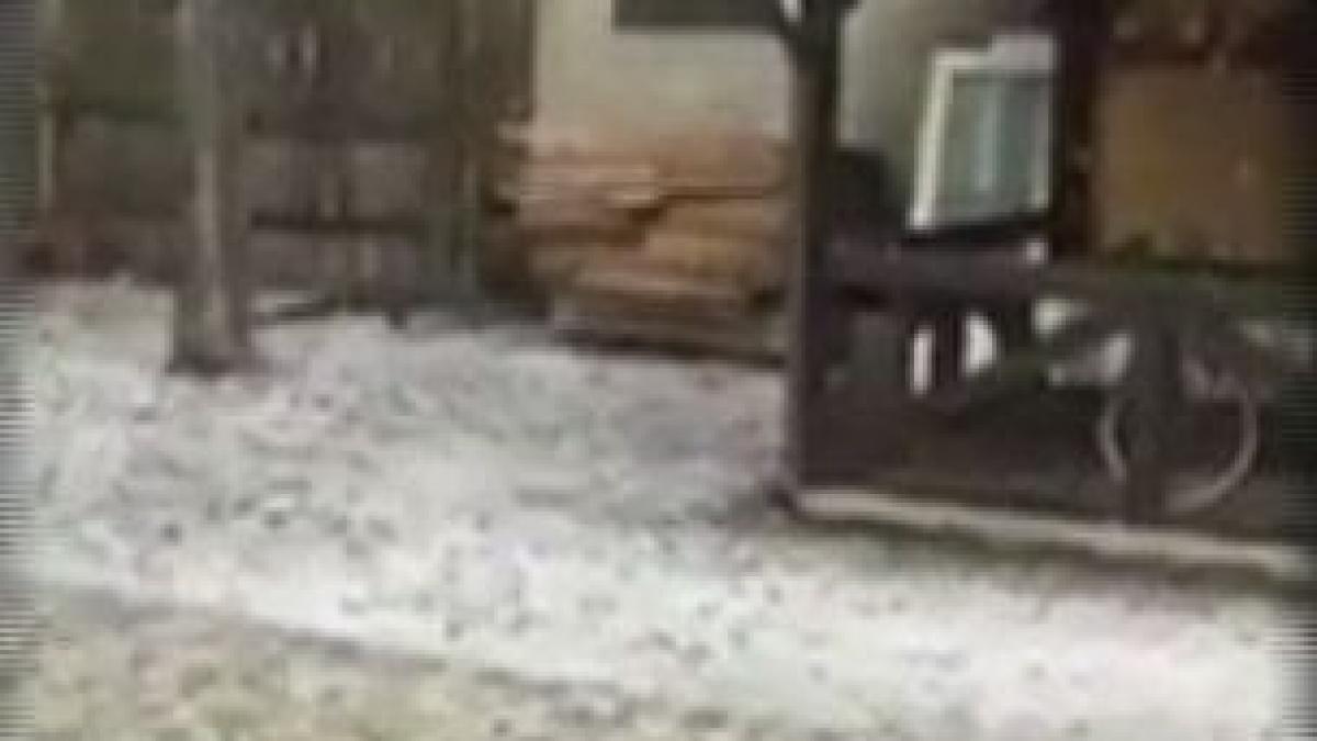 drumuri acoperite de grindina si lapovita in prag de vara