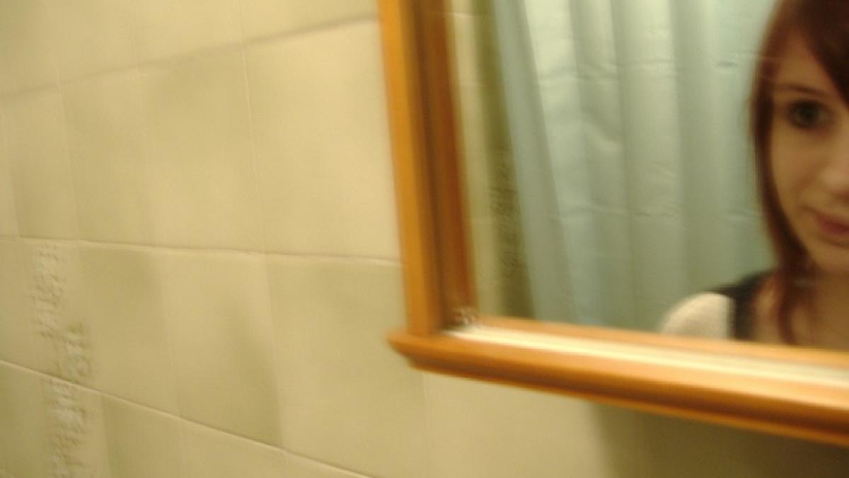 a murit de cancer la 12 ani ce a gasit tatal fetei in spatele unei oglinzi la putin timp dupa