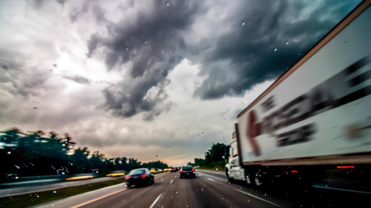 camioane inmatriculate in europa de est inclusiv in romania atacate cu pietre in franta