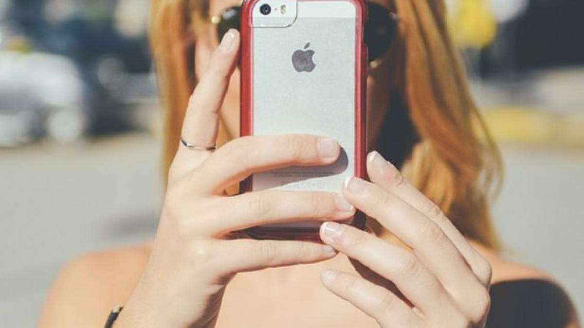 ii preda geografia la scoala apoi ii facea ceva interzis cand s au uitat in telefonul lui parintii