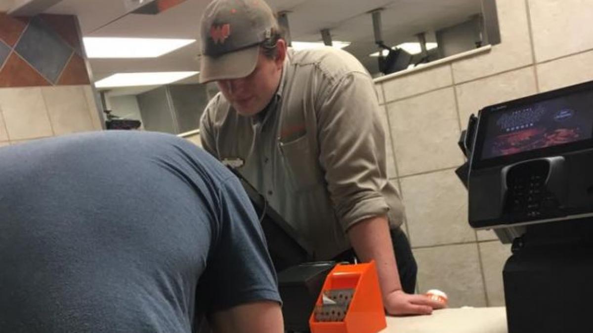 s au apropiat de el si au inceput sa i scrie ceva pe o foaie de hartie