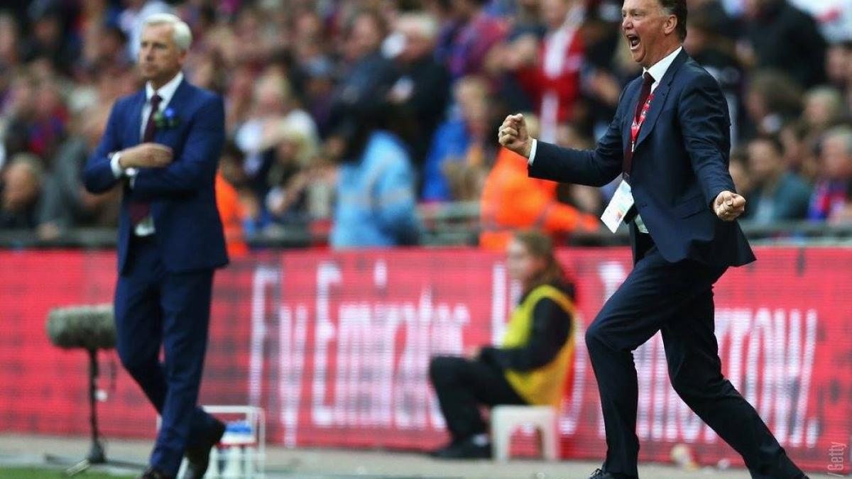 manchester united l a dat afara pe louis van gaal