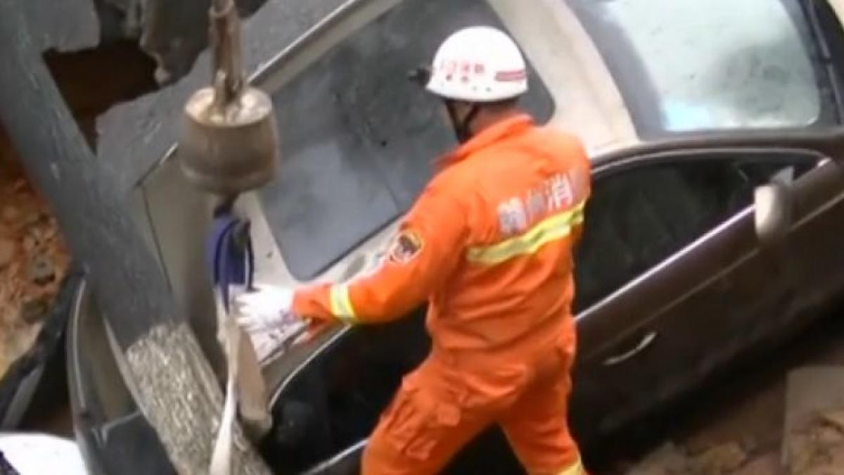 masini inghitite de asfalt pe o sosea din china la vederea pagubelor oamenii au ramas blocati video