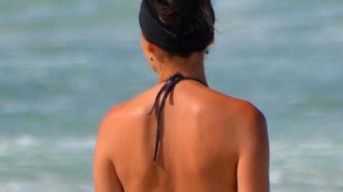 s a dus sa se bronzeze apoi a iesit asa pe strada lumea o privea socata