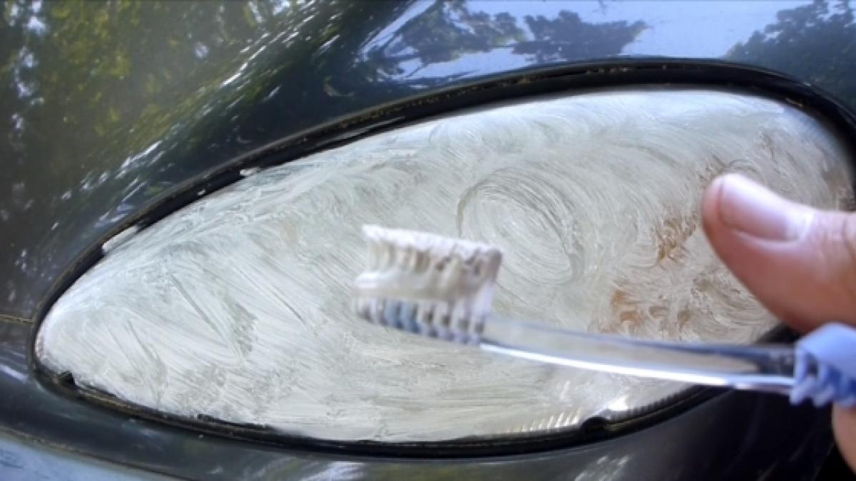 a golit un tub de pasta de dinti pe farul masinii si a inceput sa frece cu putere a crezut ca e o