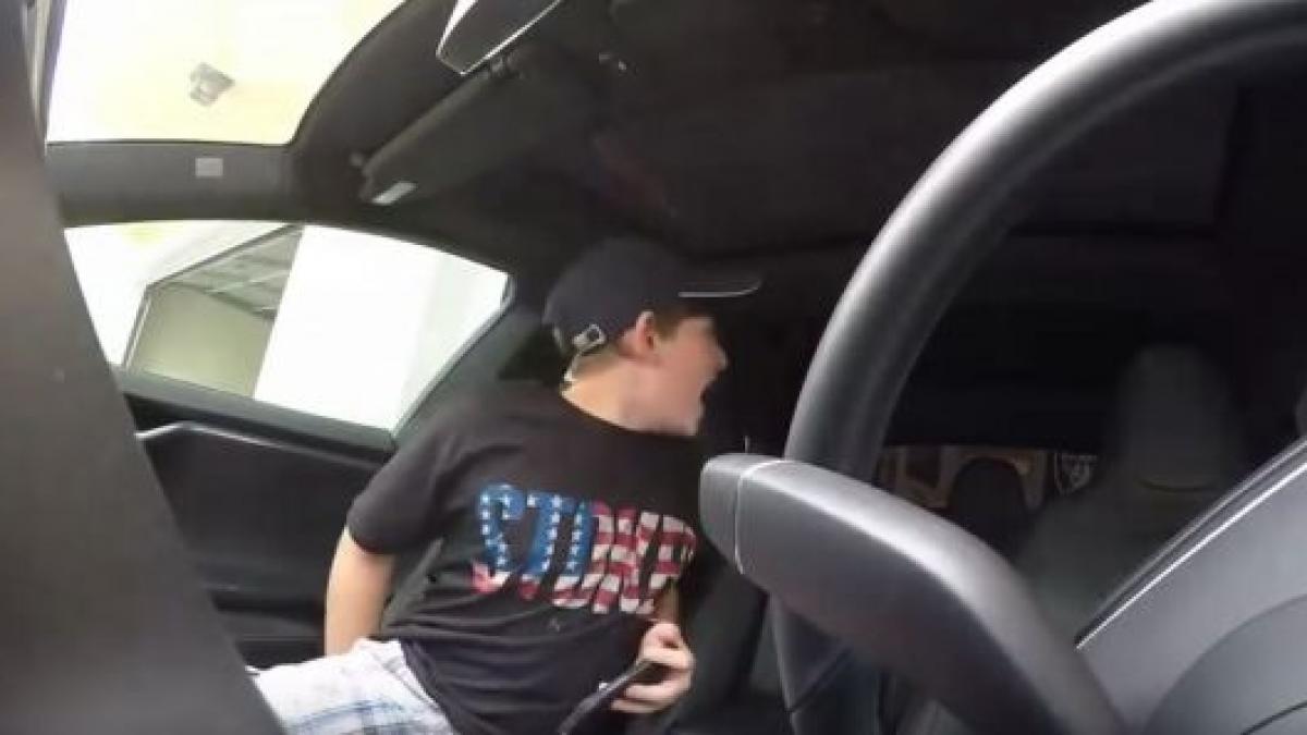 acest copil era pe locul din dreapta cand masina a inceput sa o ia la vale