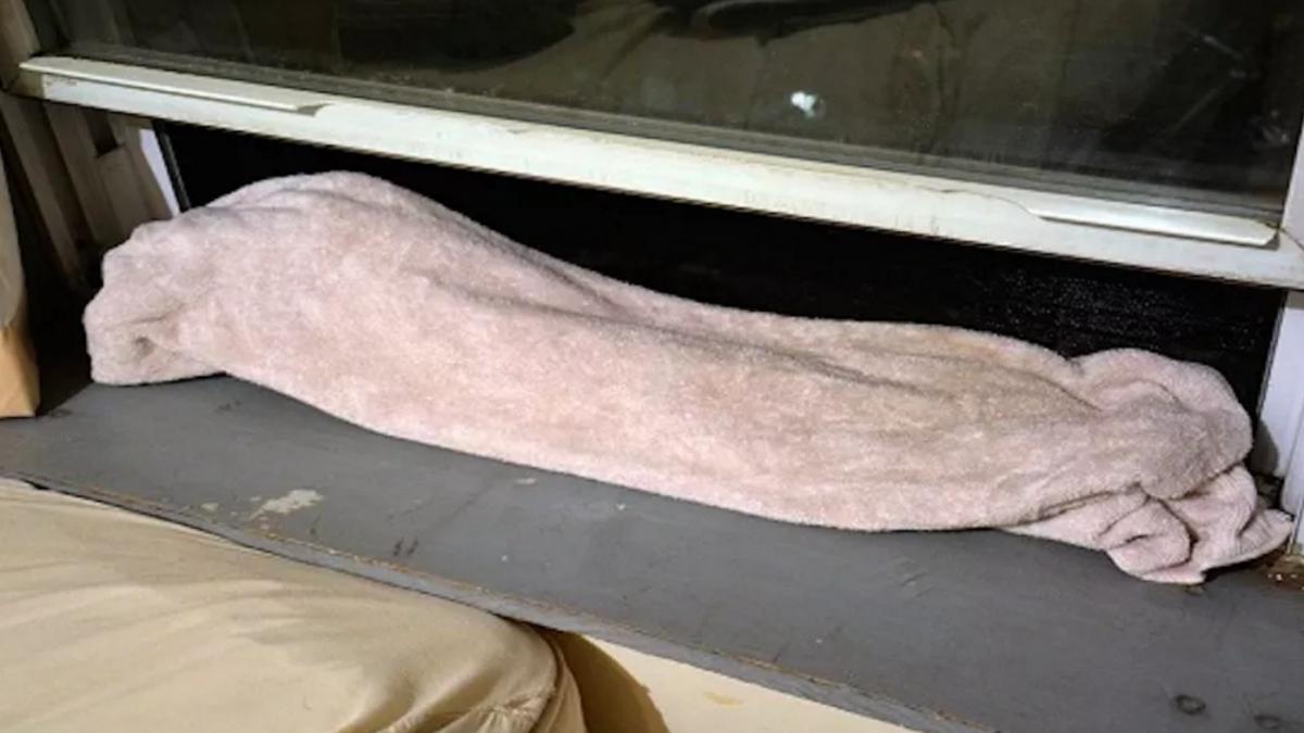 ce s a intamplat dupa ce o femeie a pus un prosop ud in geam