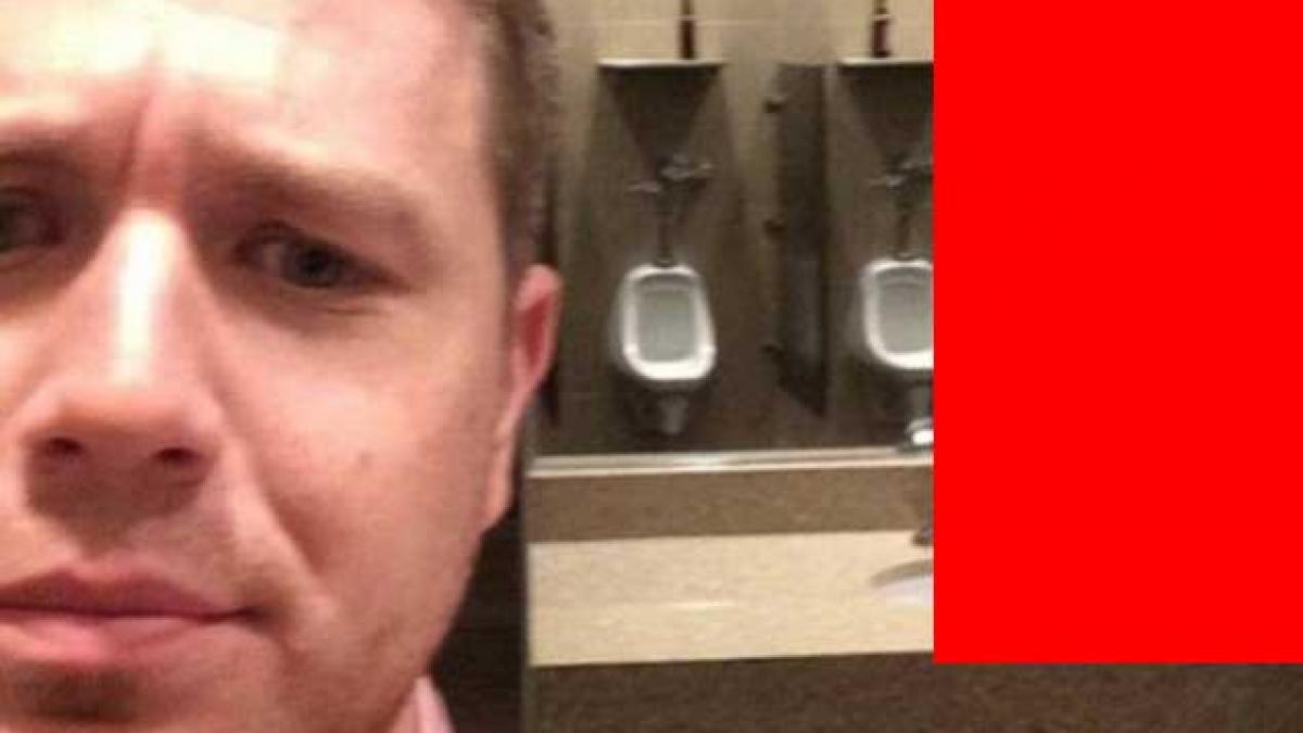 a mers la o toaleta publica si cand a ajuns inautru n a putut sa nu faca poza