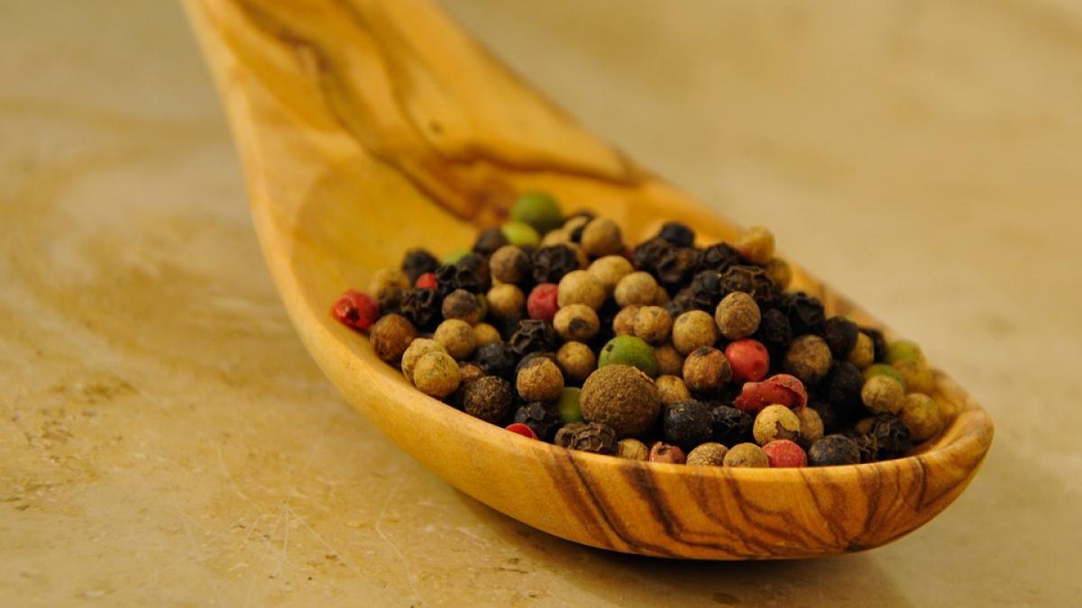 a pus cateva boabe de piper intr un pahar cu apa si a baut amestecul ce s a intamplat in doar