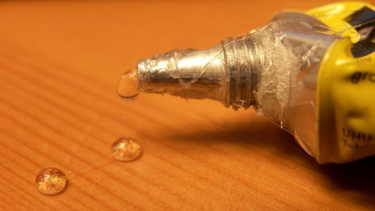 ai folosit superglue si ti s au lipit degetele uite cum le dezlipesti fara sa te ranesti