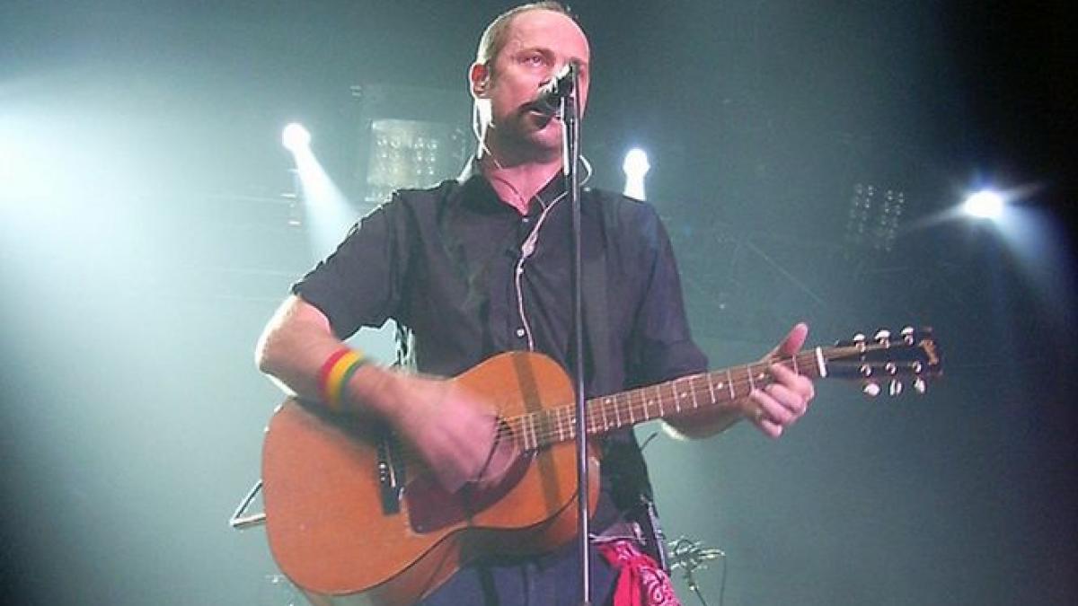 unul dintre cei mai cunoscuti cantareti din canada gord downie are cancer in stadiu terminal