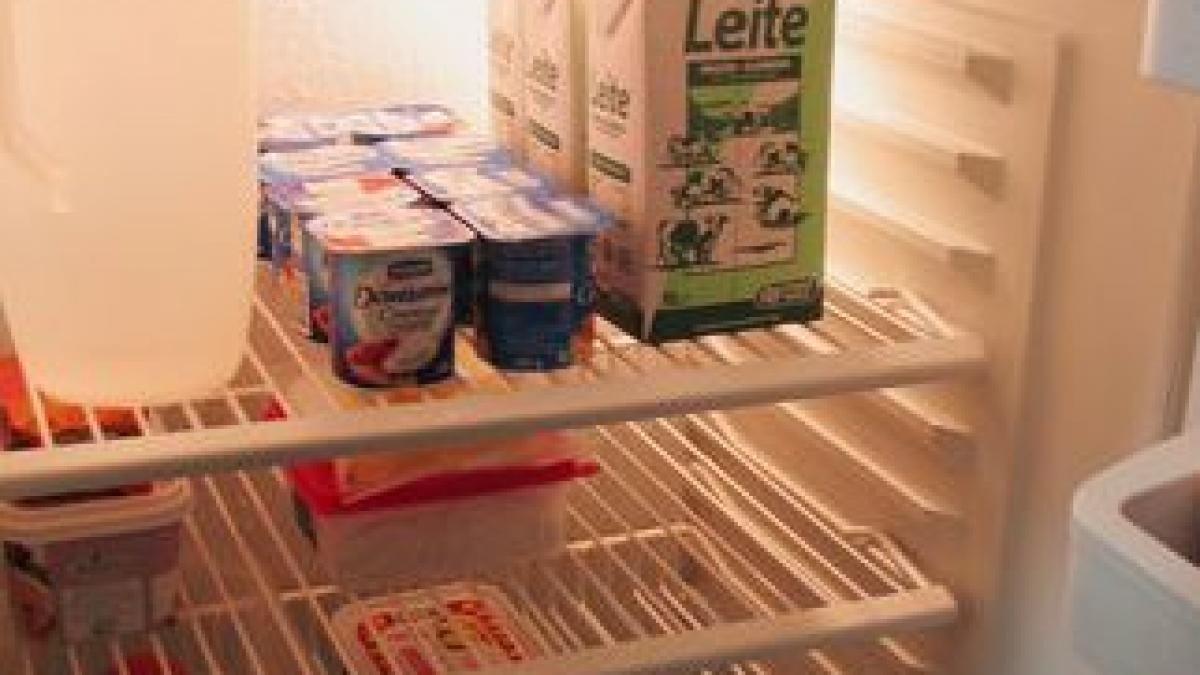 de ce nu trebuie sa pui niciodata laptele pe primul raft al frigiderului