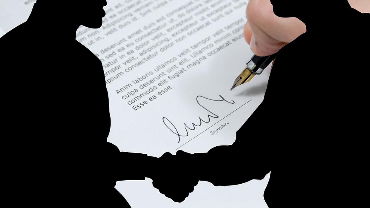 o noua metoda de inselaciune victimele sunt ademenite cu bani si semneaza fara sa isi dea seama