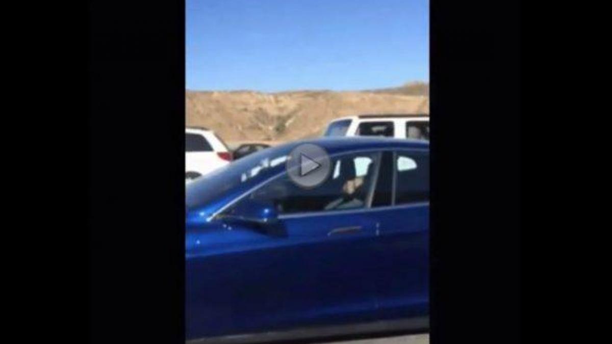 soferul acestei masini doarme bustean la volan ce a urmat e incredibil