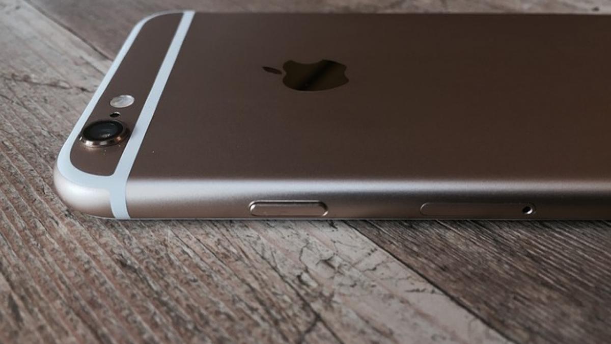 un iphone apare intr o pictura de acum 350 de ani