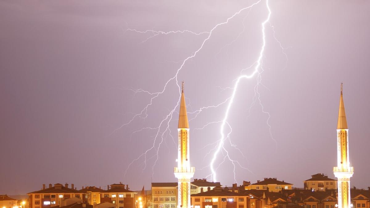 incident grav la un meci de fotbal 35 de persoane ranite dupa ce au fost lovite de fulger
